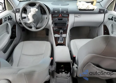 2002 Mercedes-Benz C 320 z USA, uszkodzony, nr VIN WDBRF64JX2E005092